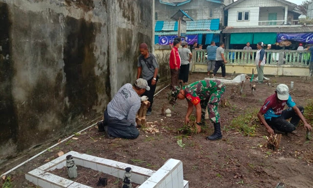 Babinsa Okiap Gotongroyong bersama Warga Membersihkan Masjid An-Nur dan Pemakaman Batu Hitam