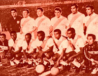 SELECCIÓN DE PERÚ - Temporada 1973 - Correa, P. González, Risco, Mifflin, De la Torre y Chumpitaz; Baylón, Reyes, Perico León, Cubillas y Gallardo