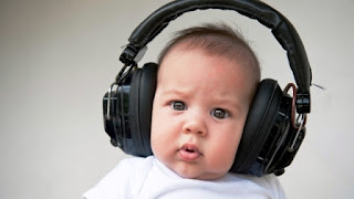 Foto gambar bayi lucu mendengarkan musik 20