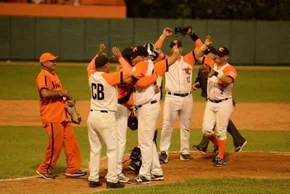 Villa Clara batalló durante 10 innings y blanqueó este sábado al campeón Granma en el juego inaugural de la Serie Nacional