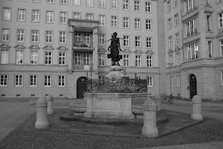 Mägdebrunnen Leipzig schwarz weiß