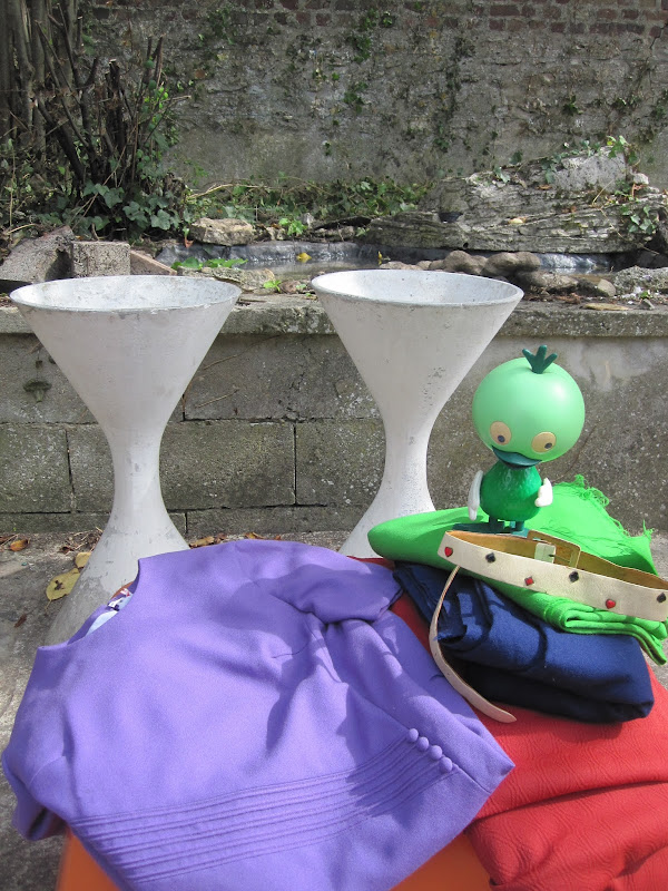 yard garage sales :   a pair of  Willy Guhl 's diabolo  planters in fiber cement ,   a vintage dress directly from Pamatai Tahiti (dixit the nice old man with his joke "Pamatai / Pas ma taille)  , again Pipiou ( it's not the same than last weekend  ... the proof  in few days  ) ,   fabrics ( navy and apple green are wool fabric , the rust one is double knit textured fabric ) , and a leather belt with diamonds , spades , clubs  and hearts . eternit modern atomic 1950 50s 1960 60s mid century vlv sew sewing vintage petit pois tissus années 50 60 1950 1955 1967 fifties sixties mid century