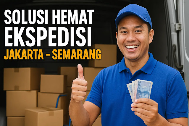seorang lelaki menggunakan baju biru sedang berpose jempol dan memegang uang di belakangnya terdapat barang-barang yang sudah dimasukkan ke dalam kardus