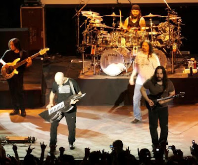 Foto de Dream Theater cantando en concierto