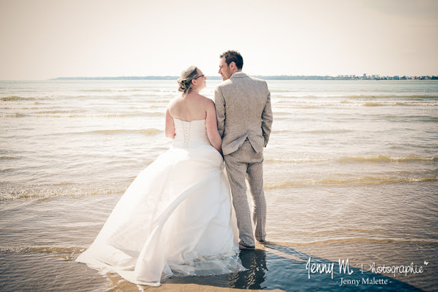 photo mariés de dos devant la mer qui se regardent, love, bonheur