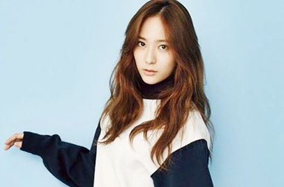 Krystal f(x) Berpose Cantik, Netter Puji Aura Terpancar di Foto-Foto Ini HorasSumutNews.com - Berita Terkini Krystal ternyata masih terus jadi bahan perbincangan usai hubungan asmaranya dengan Kai EXO terkuak. Apapun yang dilakukannya selalu dikait-kaitkan dengan Kai.   Meski sempat dihujat usai mengumumkan pacaran, ternyata member f(x) ini masih diidolakan fans. Malah belakangan Krystal dipuji cantik dan auranya makin terpancar dalam foto-foto pemotretan.  Berita Hiburan Korea Kpop Terbaru 2016, 