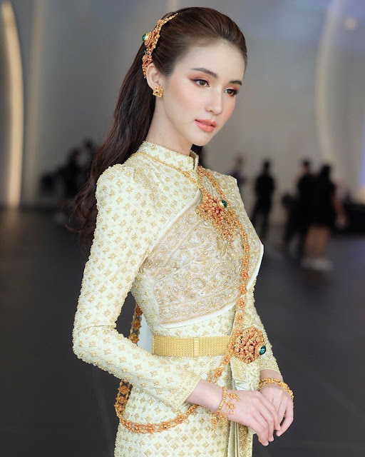 Yoshi Rinrada Thurapan – Most Beautiful Transgender in Thai Wedding Dress