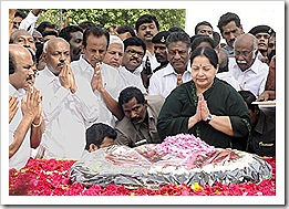 Jayalalitha_Paying_Homage