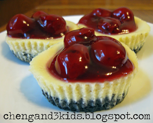 These are mini cherry cheesecakes with Oreo crust I made using Bakerella's recipe.