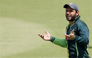 Shahid Khan Afridi angry on poor field 