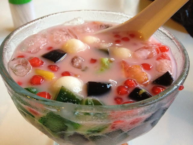 Minuman segar dingin es buah