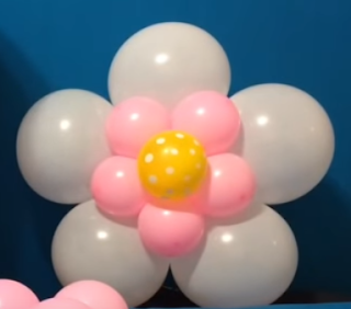 Ballonmodellage einer Blüte.