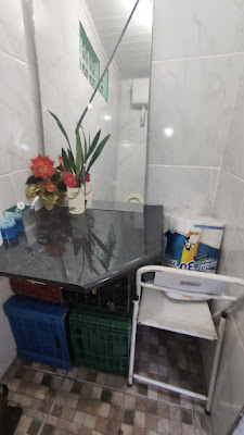 Além de ser uma forma sustentável de decorar e renovar o banheiro, usar materiais recicláveis pode resultar em bancadas únicas e personalizadas.