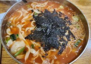 김가루가-뿌려진-장칼국수