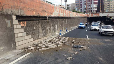 caída  parte muro en avenida Marítima, sobre carril