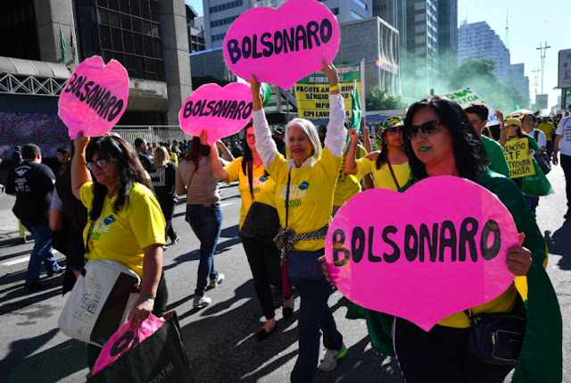 Pouca participação de jovens (idade média de 45 anos), renda familiar acima de cinco salários mínimos e ensino superior completo. Esse é o perfil do manifestante que foi à avenida Paulista, em São Paulo, neste domingo (26), em defesa do governo Jair Bolsonaro e de sua pauta de reformas. Nesta mobilização, o grupo, pertencente ao campo antipetista, consolida uma identidade política forte, que já estava sinalizada na eleição do ano passado. Os dados são de pesquisa realizada pelo Monitor do Debate Político no Meio Digital, do Grupo de Pesquisa em Políticas Públicas para Acesso à Informação da Universidade de São Paulo, e foi coordenada por Ana Luiza Aguiar, Marcio Moretto e Pablo Ortellado. Os 20 pesquisadores realizaram entrevistas com manifestantes, neste domingo (26), entre às 13h e às 17h.