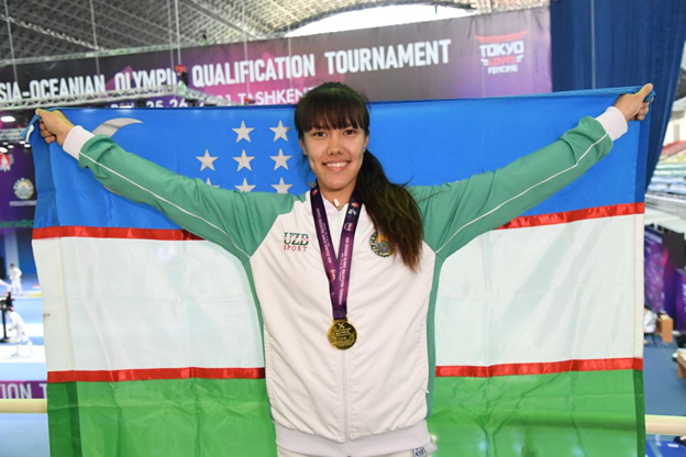 Esgrimista Zaynab Dayibekova segura bandeira do Uzbequistão ao levar vaga para Tóquio 2020