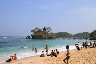 PANTAI BALEKAMBANG TANAH LOT-NYA MALANG JAWA TIMUR