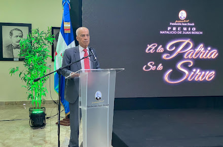 Realizan ceremonia de entrega Premio Juan Bosch a personalidades