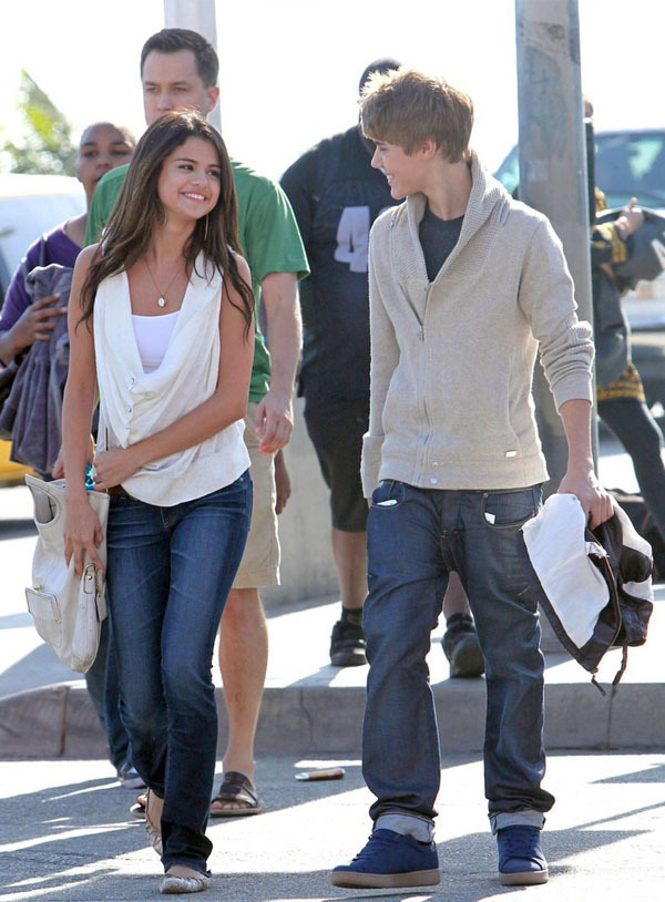 justin bieber selena gomez beach 2011. justin bieber selena gomez