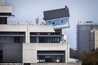 Uniknya Rumah Yang Nyangkut Di Atas Gedung Univ. Falling Star, California [ www.BlogApaAja.com ]