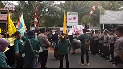 Demo Mahasiswa di Kantor Bawaslu Berlangsung Ricuh