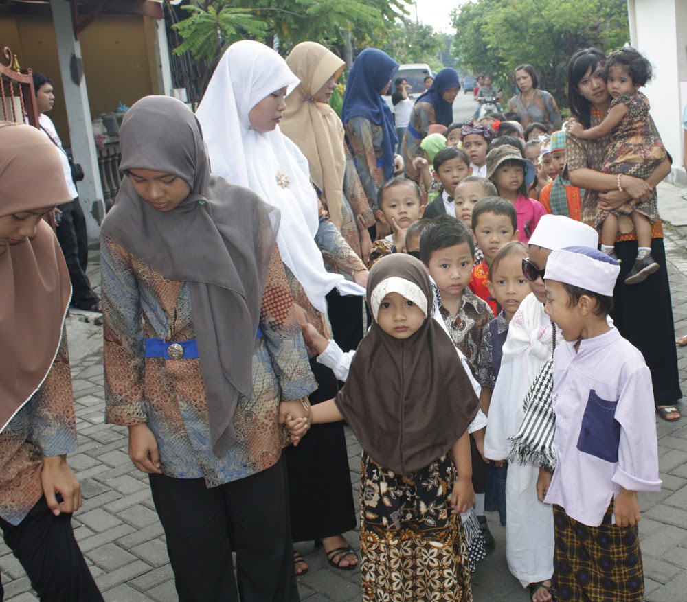 Bagi ilmu: Baca Sumpah Pemuda di Taman