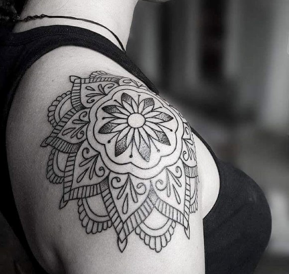 tatuagens femininas de flores para os ombros