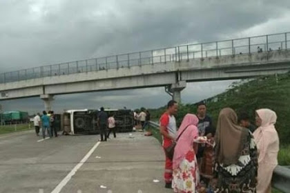 Alami Pecah Ban, Elef Berpenumpang 16 Orang Tabrak Pembatas Jalan