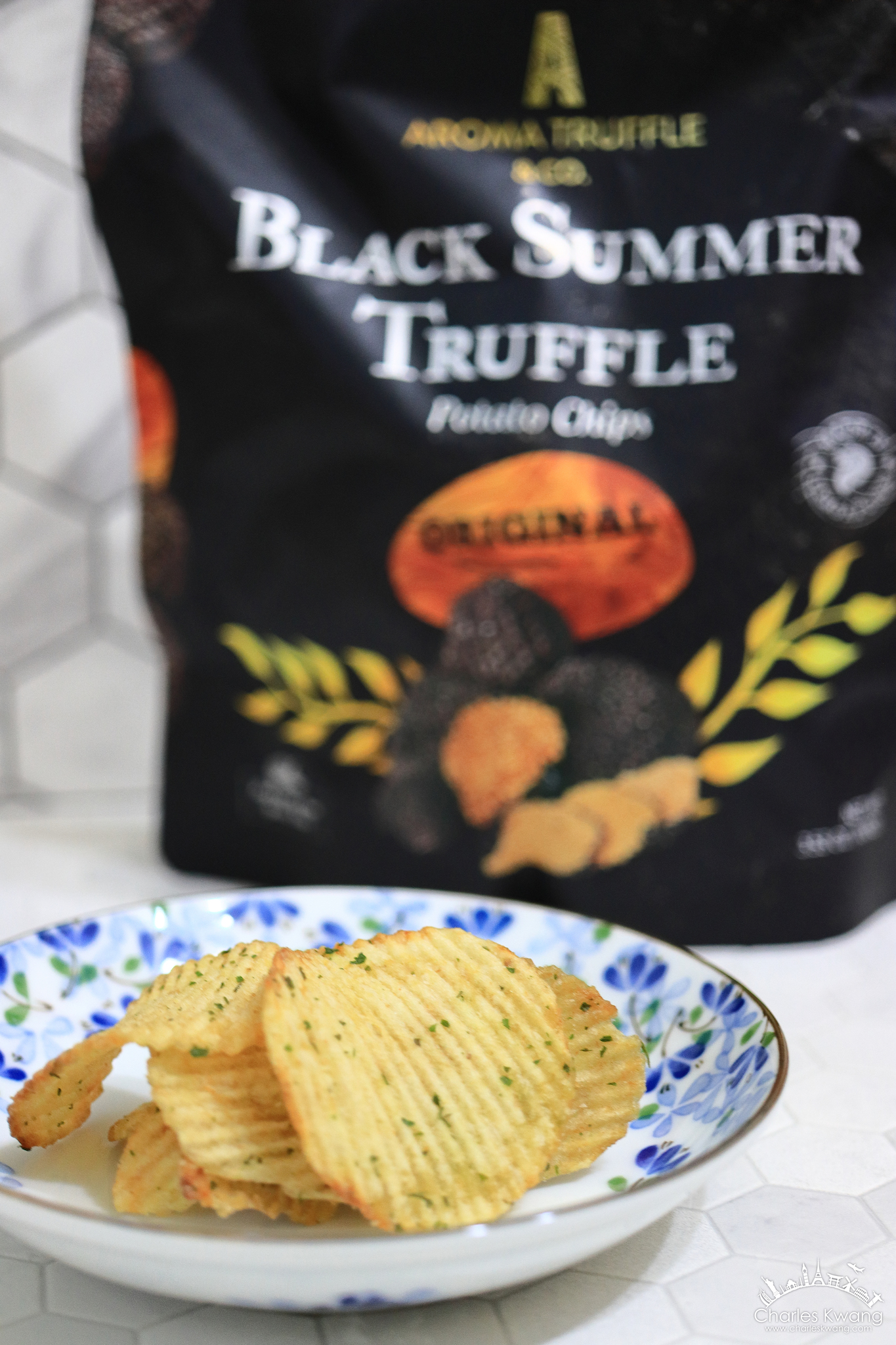 「新加坡 Aroma Truffle 黑松露洋芋片」被譽為洋芋片界的愛馬仕，職人手工打造的精品洋芋片，新加坡旅遊的人氣伴手禮！
