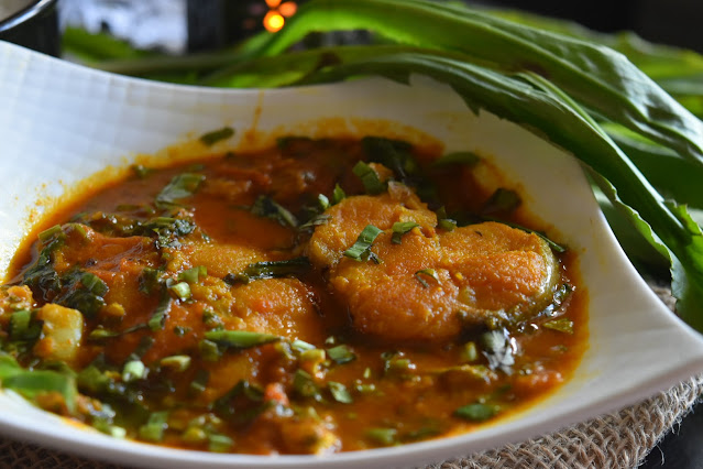 Aar macher jhal, bilati dhonepata diye macher jhal, bengali recipe, bengali macher jhal, non- veg recipe, bengali fish recipe, bengali style fish dish, homemade, catfish recipe, shadesofcooking, spicy fish curry, Indian style fish curry, Bengali style fish curry.