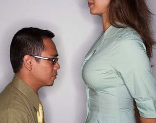 Muž pozoruje ženské prsia