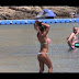 Η ηλιοκαμένη Έρη Ζώρα ποζάρει αισθησιακά σε παραλία της Μυκόνου (VIDEO)