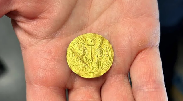 Η άλλη όψη του νομίσματος περιέχει τις απεικονίσεις του Βασιλείου Β' και του Κωνσταντίνου Ζ', δύο αδελφών που κυβέρνησαν τη Βυζαντινή Αυτοκρατορία. [Credit: Martine Kaspersen, Innlandet Fylkeskommune]