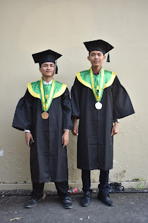 WISUDA STKIP PGRI NGAWI TAHUN 2018 ROKCIM NGASEM BESERTA KELUARGA DIGEDUNG EKA KAPTI