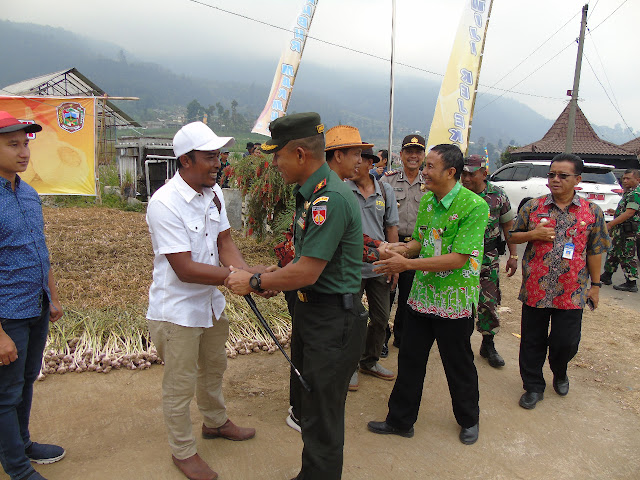 Kodim Karanganyar - Dandim Karanganyar Hadiri Panen Raya Bawang Putih di Desa Segoro Gunung