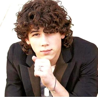 Foto de Nick Jonas con cabello crespo