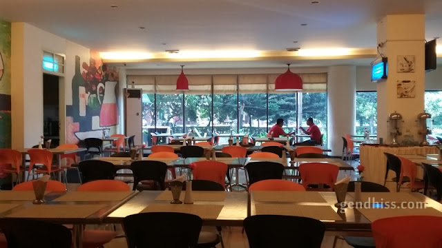 Area restoran yang cukup luas dan bersih