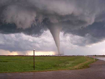 Angin Tornado ialah suatu angin pusaran besar lengan berkuasa skala menengah dari kumpulan arus besar lengan berkuasa awan  5 Kekuatan alam paling ekstrim