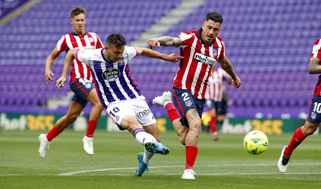 Óscar Plano dispara ante José María Giménez para marcar el  gol del Valladolid. REAL VALLADOLID C. F. 1 CLUB ATLÉTICO DE MADRID 2. 22/05/2021. Campeonato de Liga de 1ª División, jornada 38. Valladolid, estadio José Zorrilla. GOLES: 1-0: 18’, Óscar Plano. 1-1: 58’, Ángel Correa. 1-2: 67’, Luis Suárez.