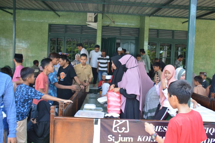 Shalat Jum'at Berjamaah Dengan Tema " Korem Kembali Berbagi Dalam Jum'at Berkah Lada Jamaah Masjid Al Istiqomah