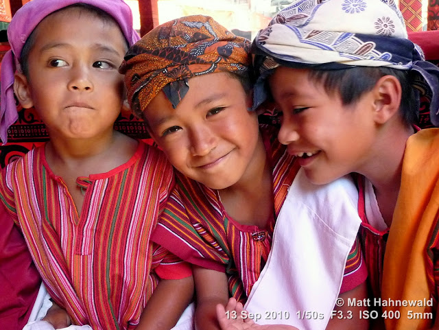 groupshot, triple portrait, street portrait, people, Indonesia, South Sulawesi, Tana Toraja, Rantepao, folk costume, Toraja traditional garment, young boys, young Toraja boys