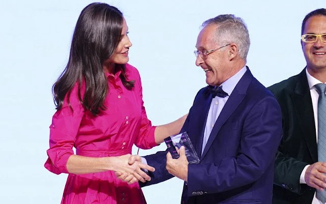 Queen Letizia wore a new fucshia midi shirt dress by Roberto Verino. Carolina Herrera high heel slingback fucshia pumps