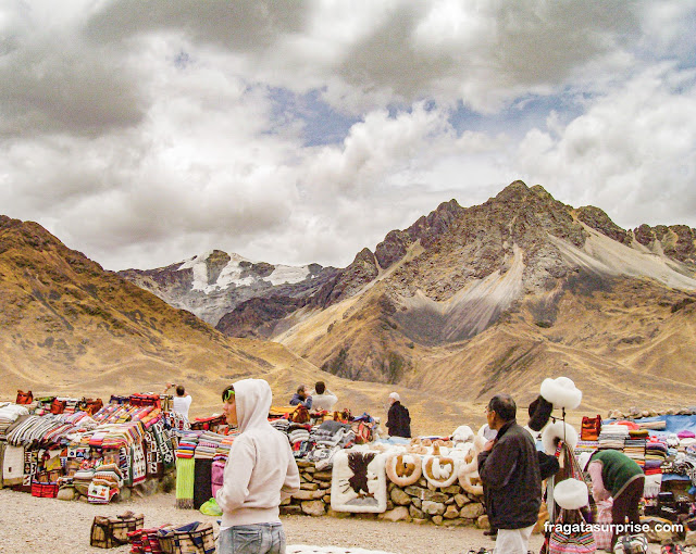 Mercado de artesanato no Mirante de La Raya no Peru