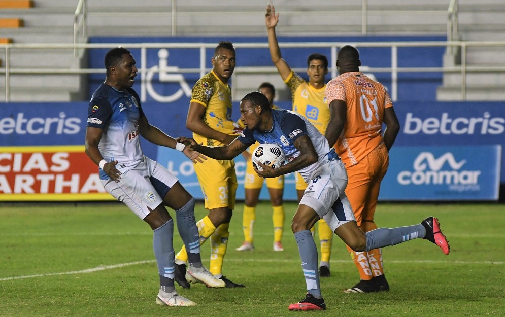 Vinicio Angulo, delantero del Manta, se lleva la pelota a la media cancha después de marcar un gol.