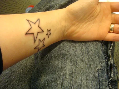 chica con tatuaje de estrella, el tatuaje es elegante