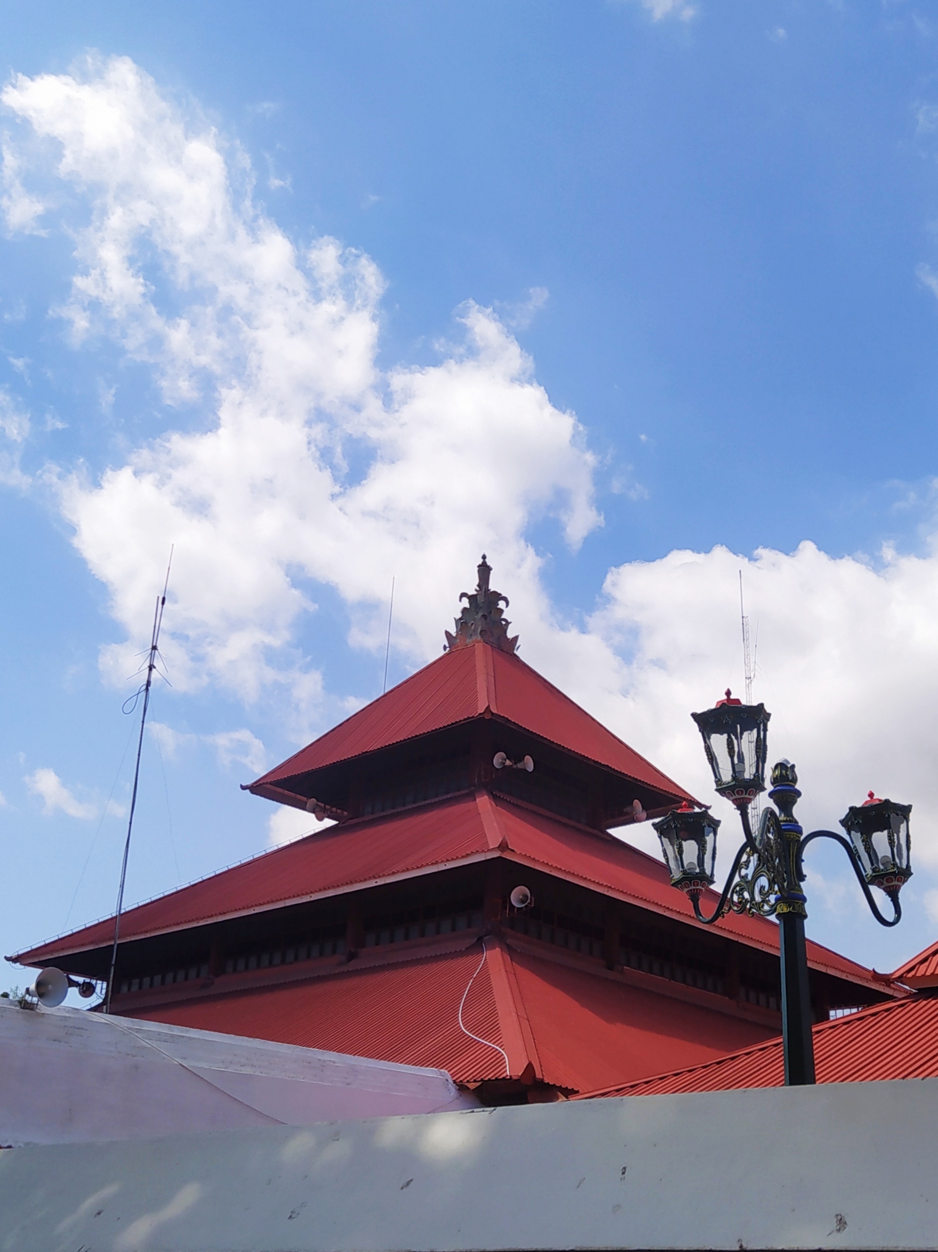 Atap Masjid Keraton Yogyakarta berbentuk tajug tumpang tiga