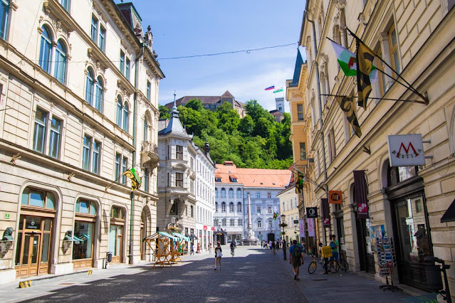 Vista sul Castello dal mercato coperto di Plečnik-Lubiana