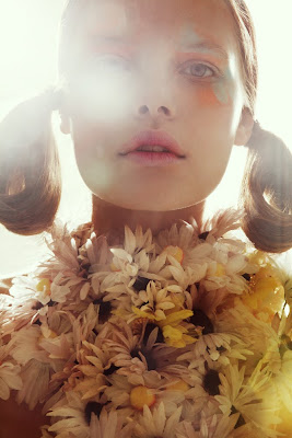 woman wearing daisy necklace, avant garde makeup, festival makeup