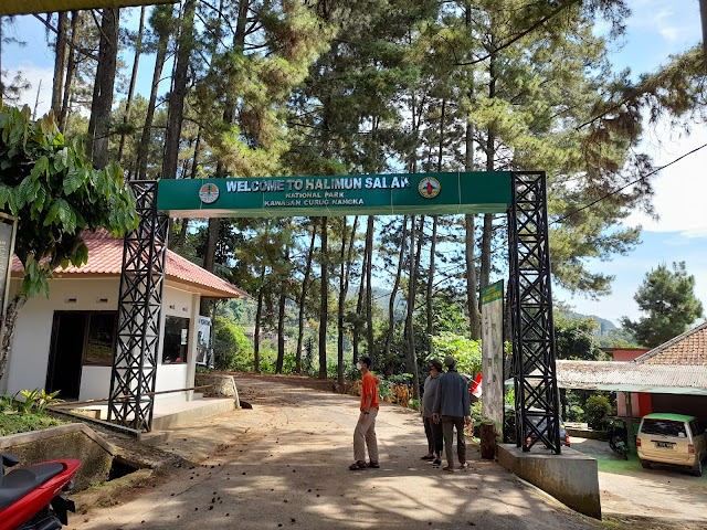 pintu masuk taman nasional gunung halimun salak kawasan curug nangka